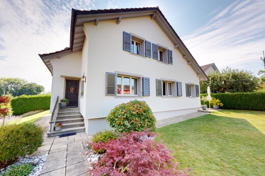 außenansicht mit vortreppe, property visible, rasen, stuckverkleidung, und day time