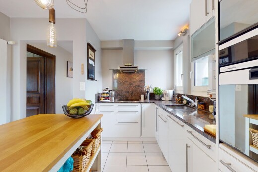 küche mit ofen, inside property, dunstabzugshaube, tile floor, und fliesenboden