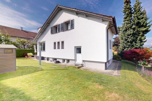 außenansicht mit stuckverkleidung, property visible, betonfundament, eingangsstufen, und rasen