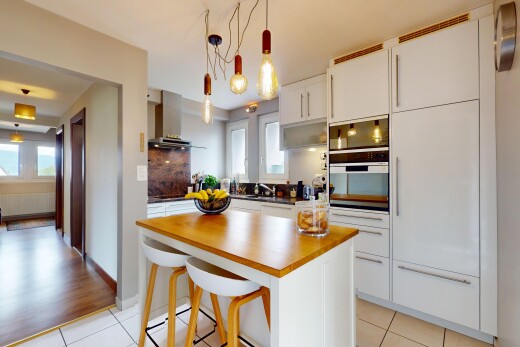 küche mit inside property, natural light, natürliches licht, dunstabzugshaube, und arbeitsfläche