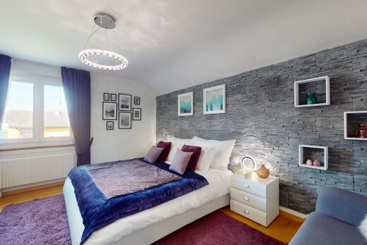 zimmer / schlafzimmer mit stone wall, steinwand, kühler, inside property, und accent wall