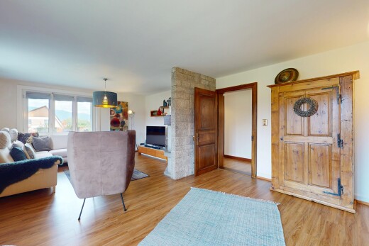 wohnzimmer mit inside property, natural light, natürliches licht, drywall, und gipskartonwand