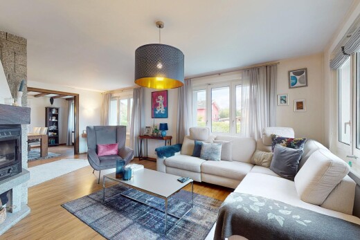 wohnzimmer mit drywall, gipskartonwand, wood finish floor, holzfußboden, und inside property