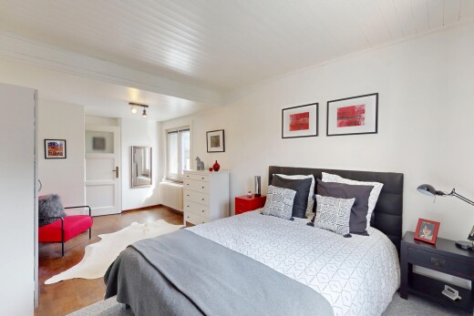 zimmer / schlafzimmer mit inside property, wood finish floor, holzfußboden, drywall, und gipskartonwand