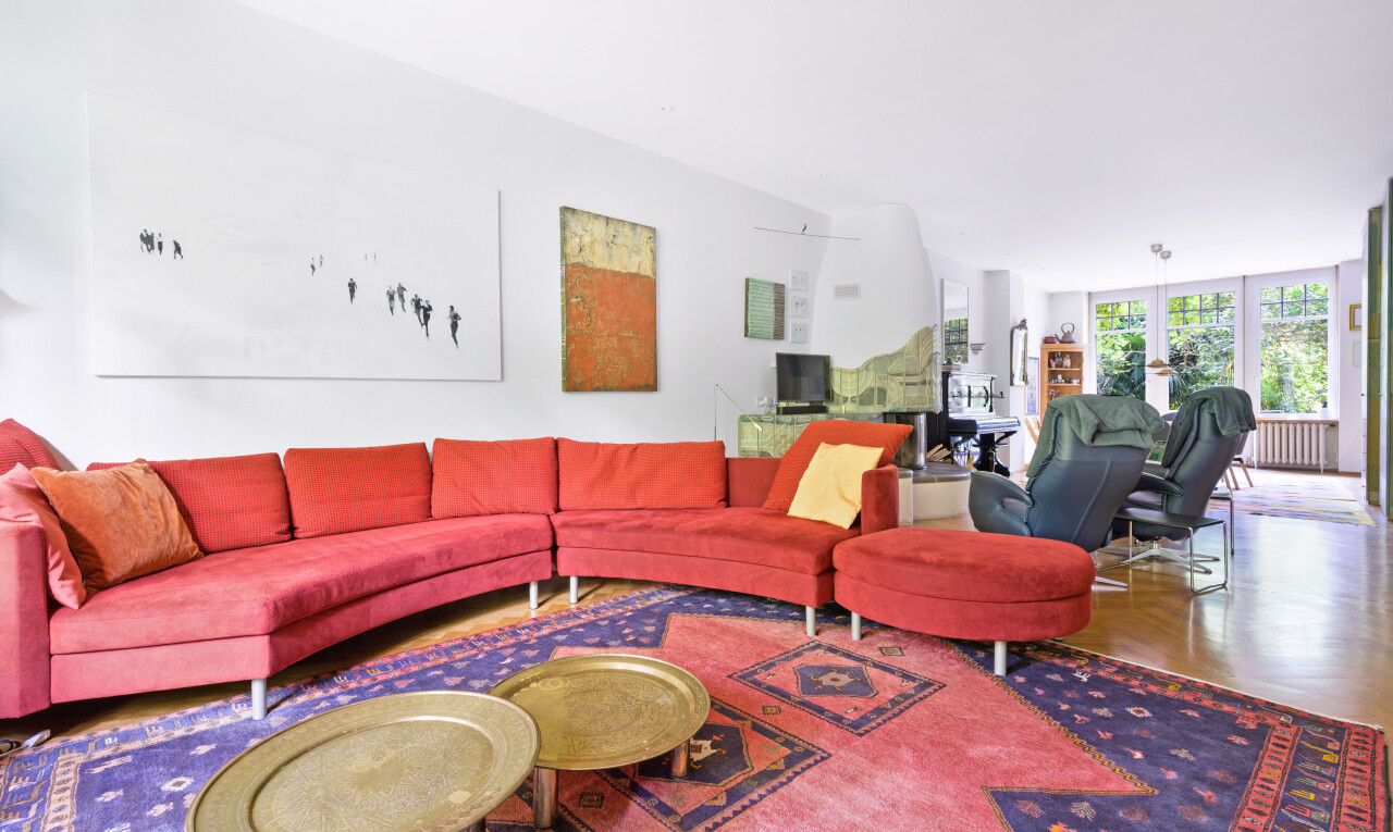 wohnzimmer mit natural light, natürliches licht, inside property, fernseher, und drywall