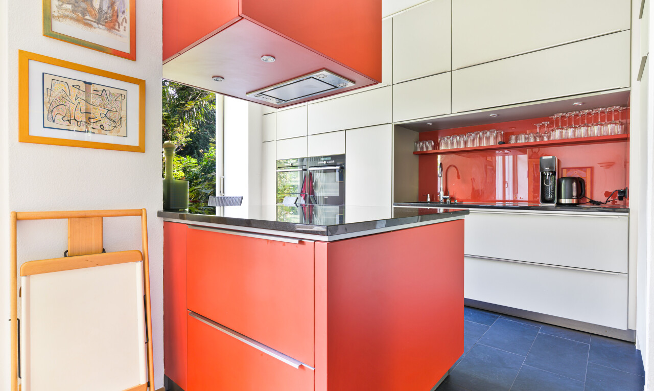 küche mit schränke mit flachen paneelen, natural light, natürliches licht, inside property, und rote schränke