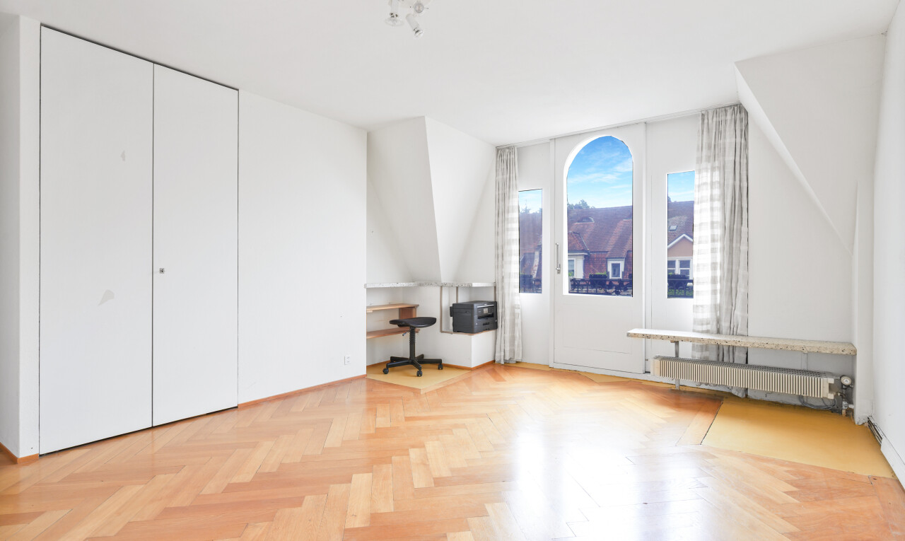 unfurnished room featuring radiator and a desk