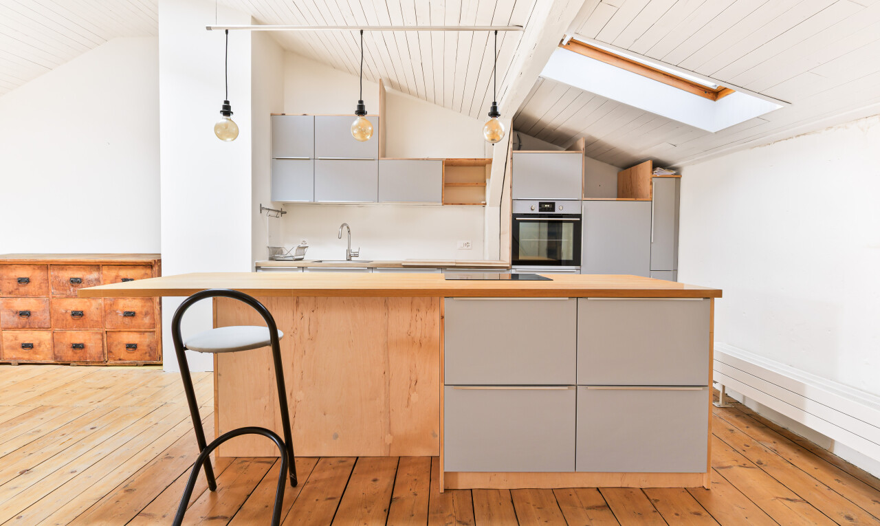 küche mit gipskartonwand, drywall, pendelleuchte, dachschräge, und vaulted ceiling