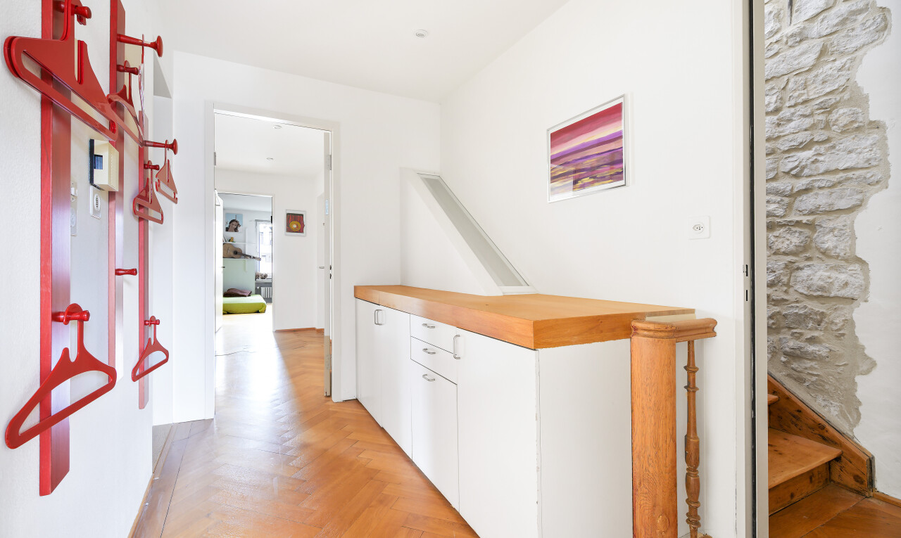 halle / korridor mit parquet floor, drywall, gipskartonwand, inside property, und treppen