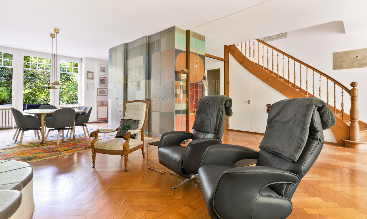 wohn- / esszimmer mit parquet floor, natural light, natürliches licht, inside property, und treppen