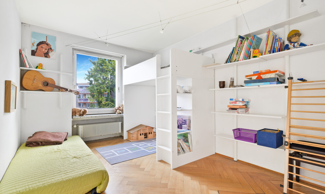 zimmer / schlafzimmer mit inside property, natürliches licht, natural light, parquet floor, und kühler