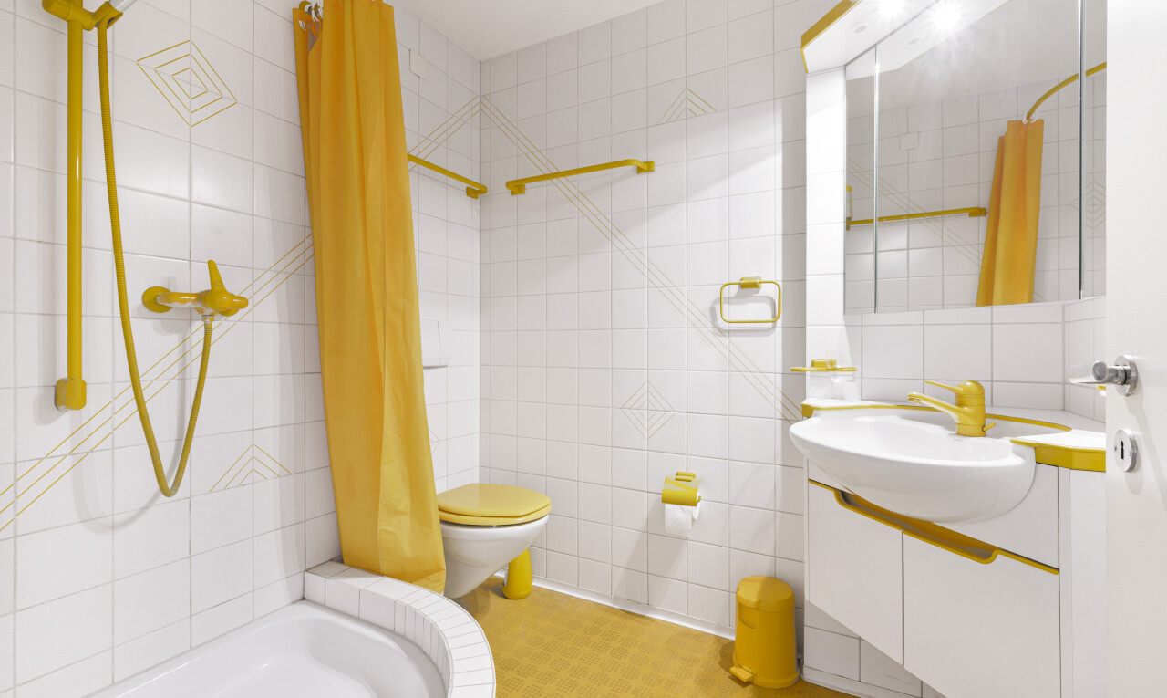 bad mit tile wall, fliesenwand, inside property, komplettes badezimmer, und spiegel