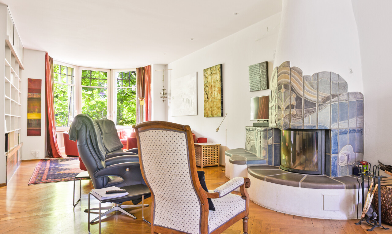 esszimmer mit inside property, kamin, gipskartonwand, drywall, und natürliches licht