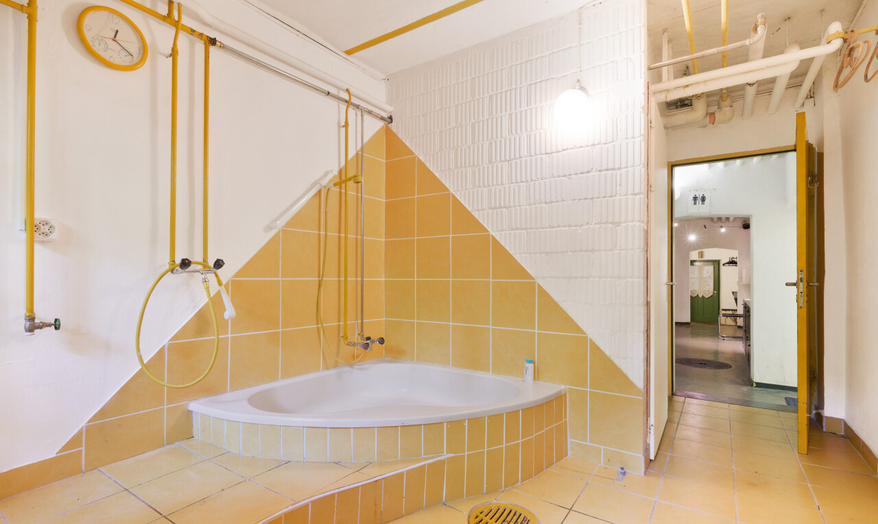 bad mit komplettes badezimmer, inside property, kombiniertes bad / dusche, tile floor, und fliesenboden