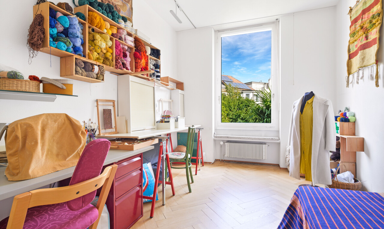 zimmer / schlafzimmer mit natürliches licht, natural light, parquet floor, bürobereich, und inside property