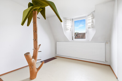 spare room featuring radiator heating unit