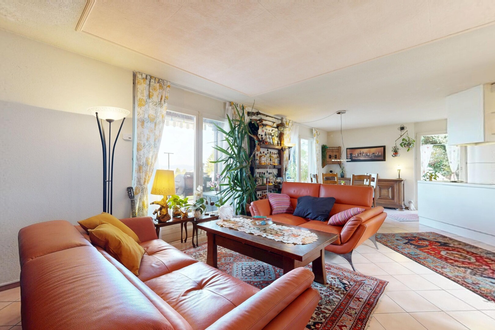 salon avec lumière naturelle, cloison sèche, drywall, inside property, et sol en carrelage