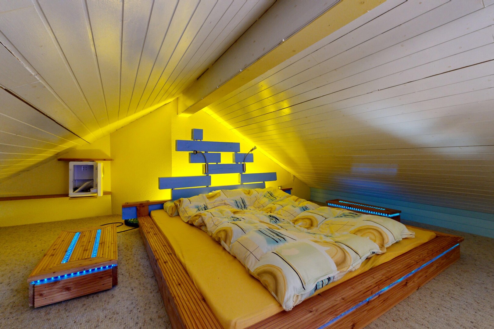 chambre avec plafond cathédrale, cathedral ceiling, plafond voûté, vaulted ceiling, et moquette