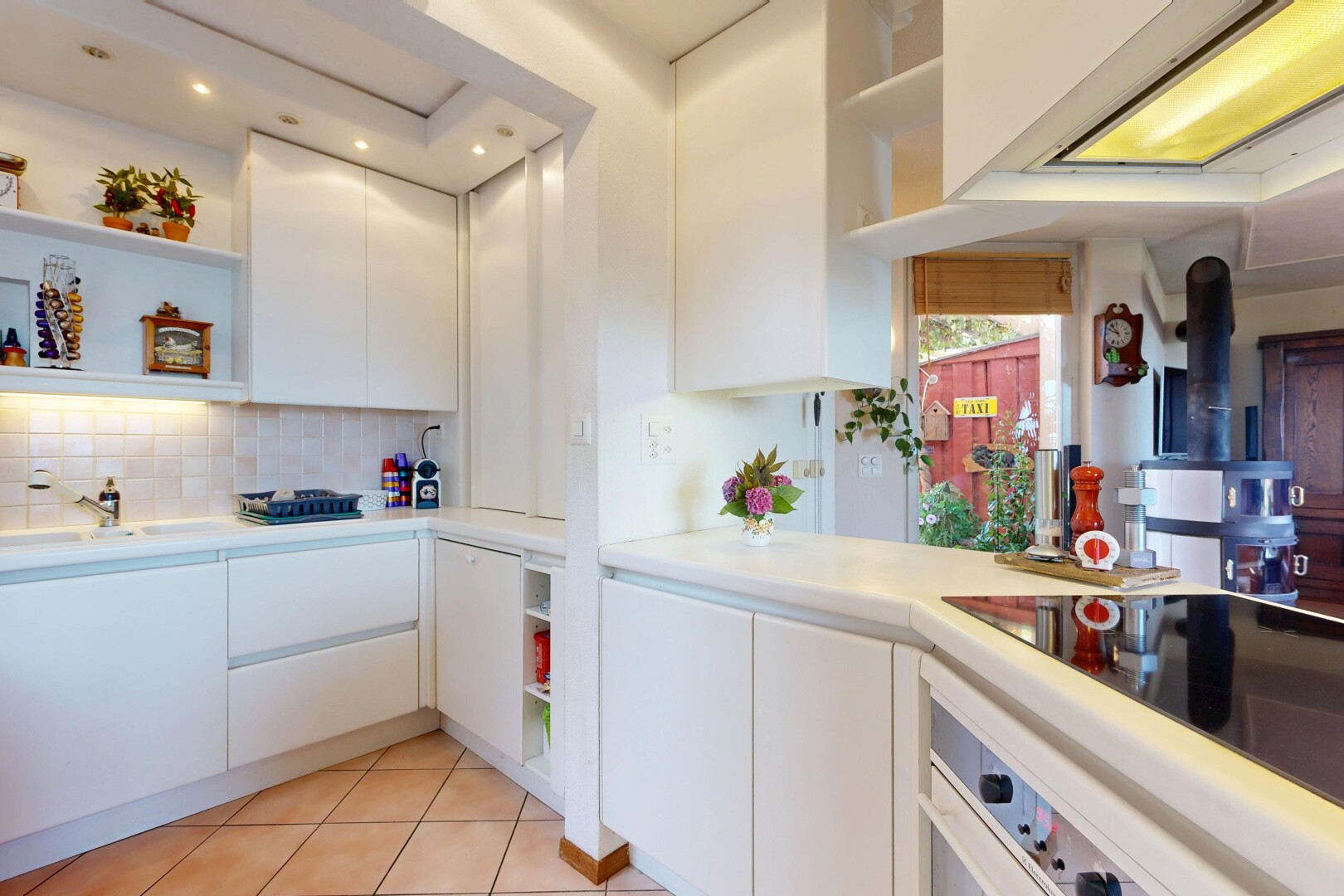cuisine avec étagères ouvertes, open shelves, light floor, plans de travail, et light countertops