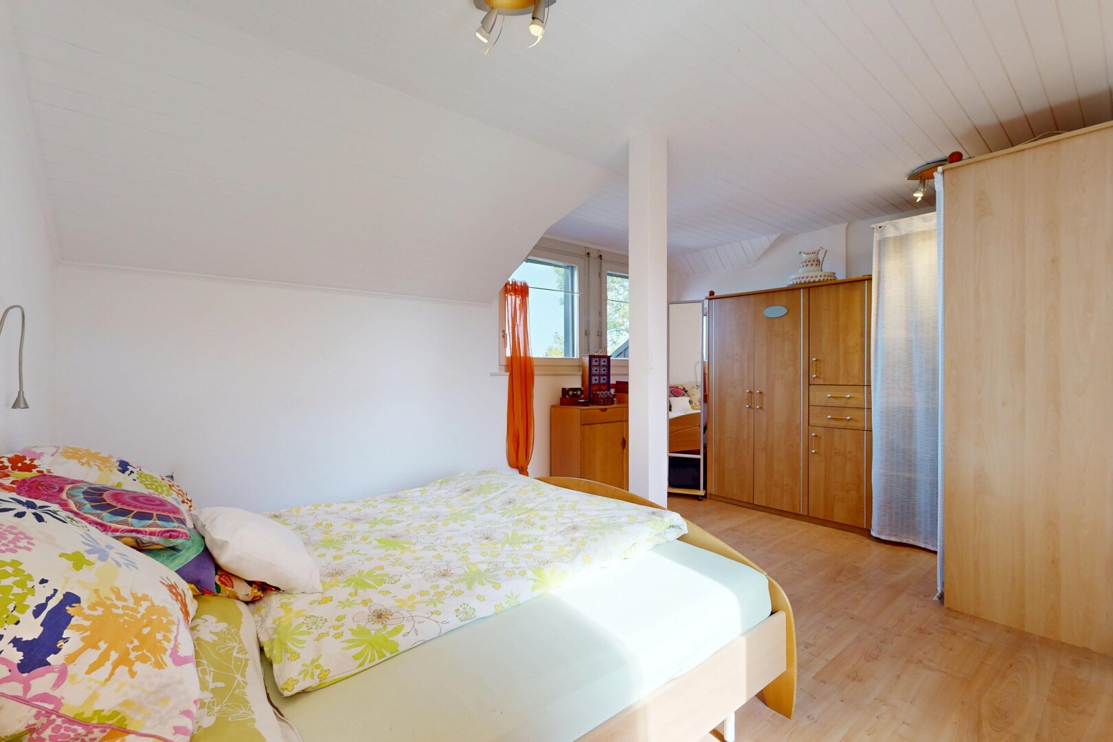 chambre avec pièce supplémentaire, sol en finition bois, wood finish floor, plafond voûté, et vaulted ceiling