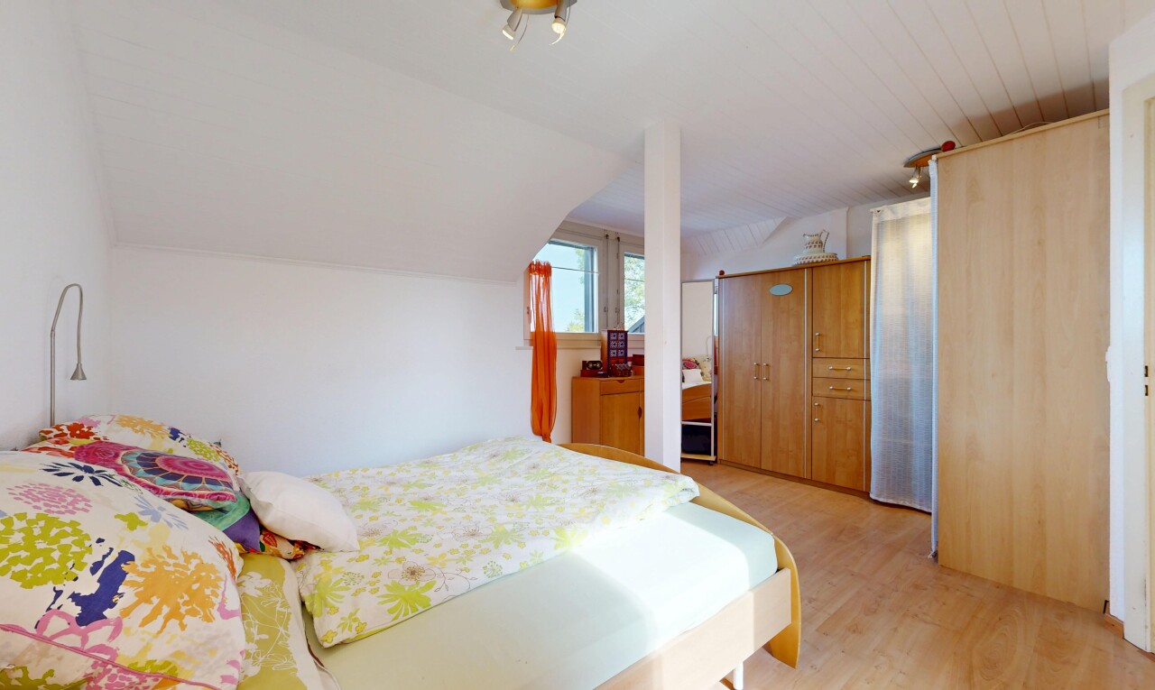 chambre avec pièce supplémentaire, sol en finition bois, wood finish floor, plafond voûté, et vaulted ceiling