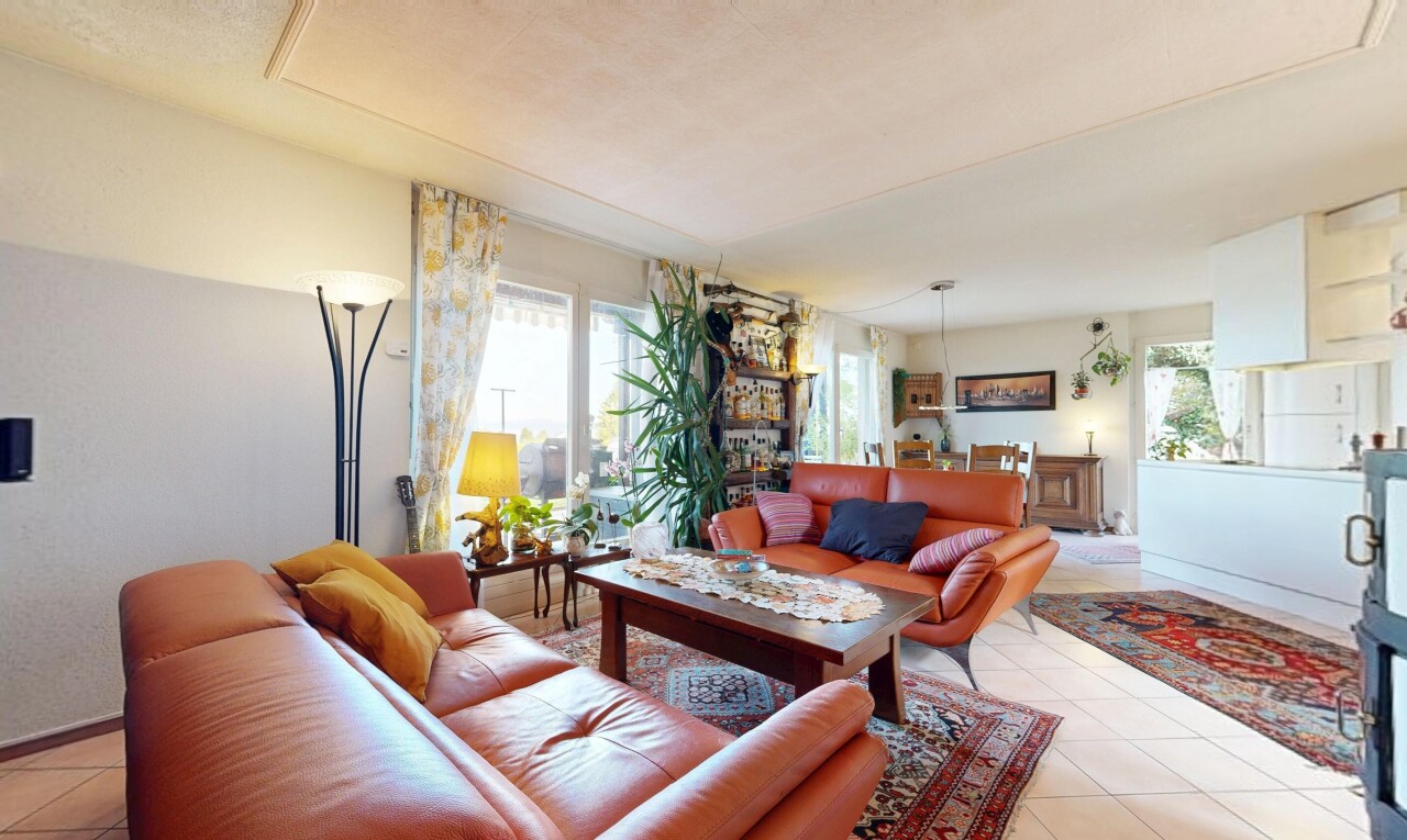 salon avec lumière naturelle, cloison sèche, drywall, inside property, et sol en carrelage