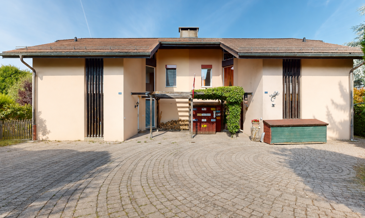 façade avec day time, property visible, bardage en stuc, et clôture