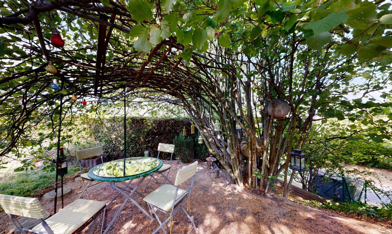 jardin avec coin repas extérieur