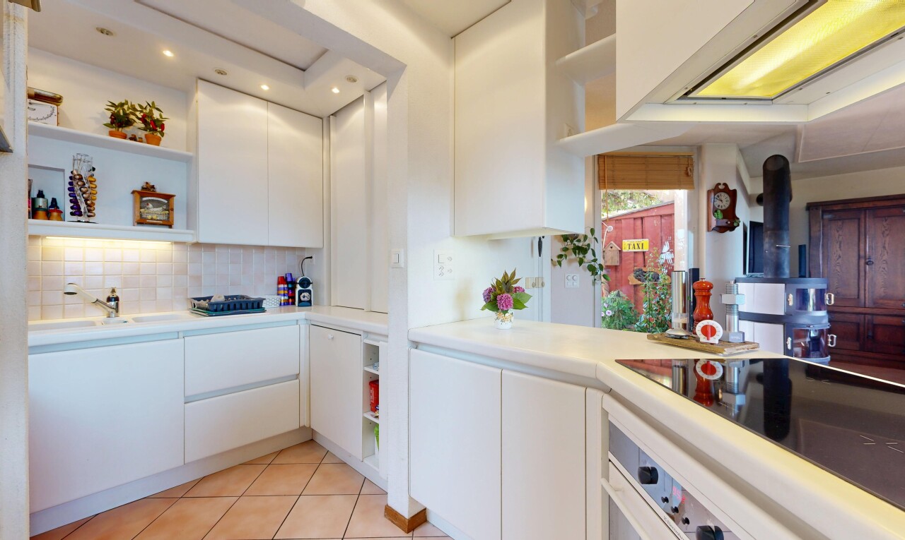 cuisine avec étagères ouvertes, open shelves, light floor, plans de travail, et light countertops