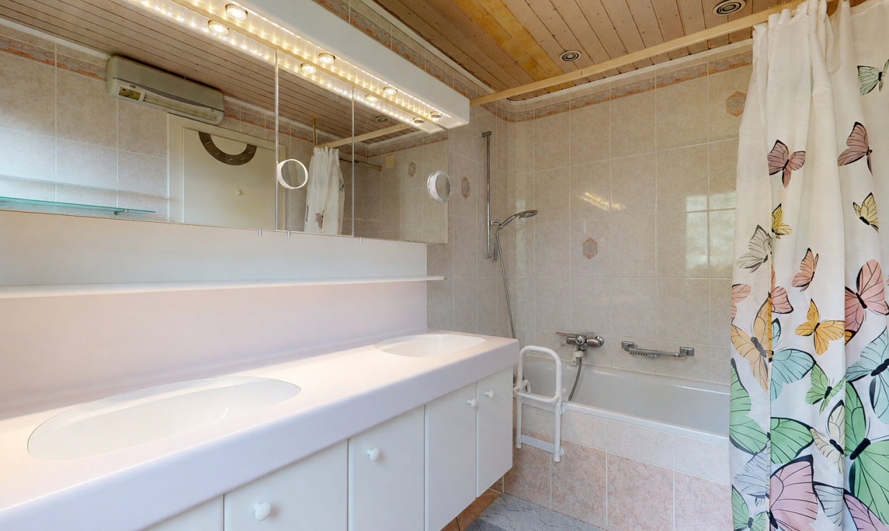 salle de bains avec double vasque, salle de bain complète, climatiseur mural, inside property, et sol en carrelage