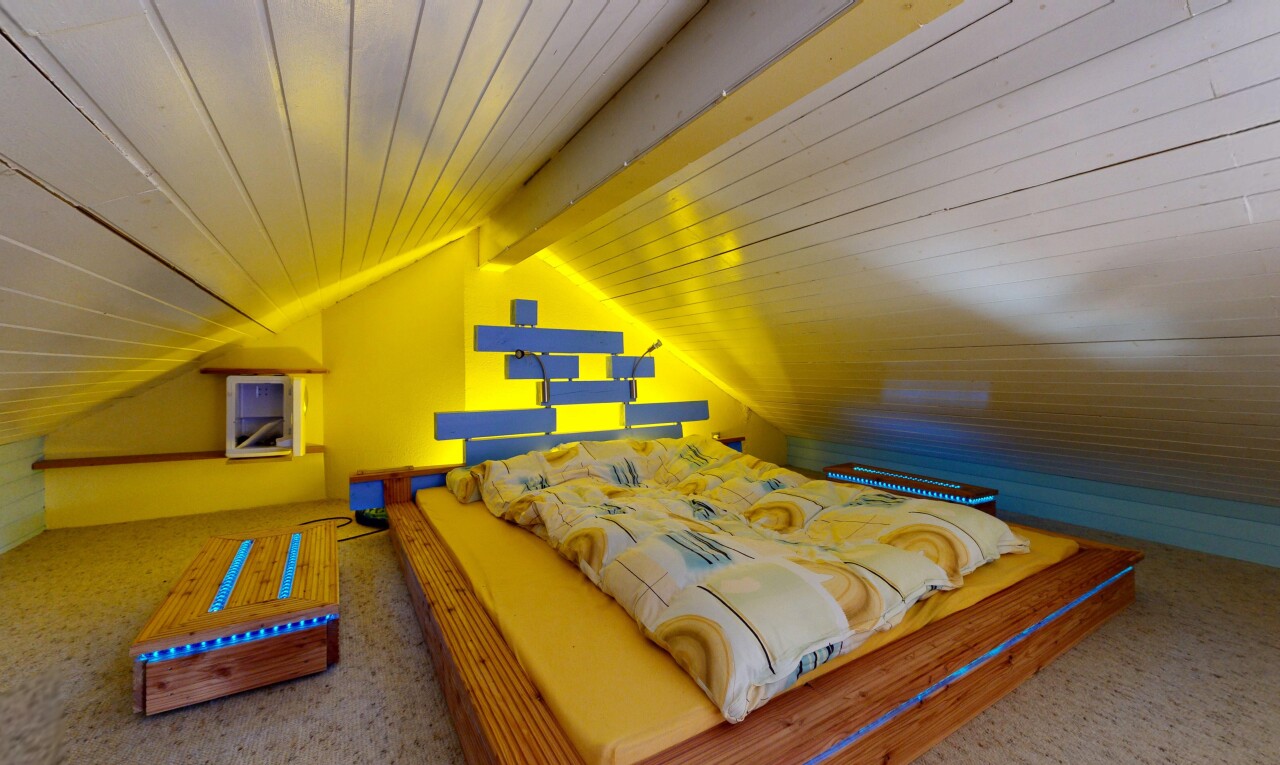 chambre avec plafond cathédrale, cathedral ceiling, plafond voûté, vaulted ceiling, et moquette