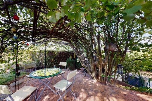 garden with outdoor dining area