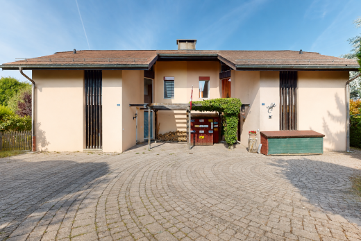 façade avec day time, property visible, bardage en stuc, et clôture