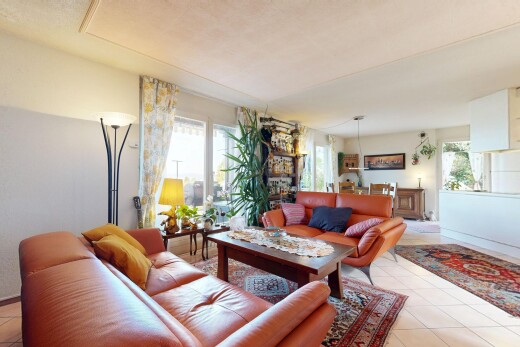 salon avec lumière naturelle, cloison sèche, drywall, inside property, et sol en carrelage