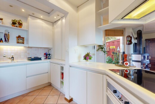 cuisine avec étagères ouvertes, open shelves, light floor, plans de travail, et light countertops