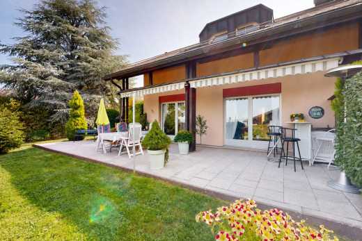 façade avec terrasse, auvent, pelouse, bardage en stuc, et property visible