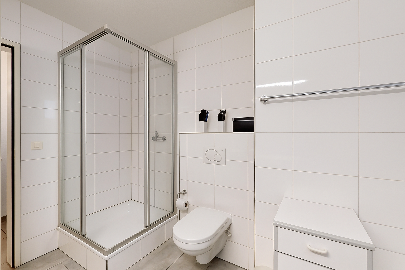 salle de bains avec mur en carrelage, tile wall, salle de bain complète, inside property, et douche