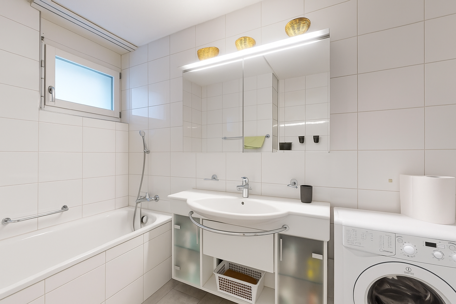 salle de bains avec lave-linge et sèche-linge, salle de bain complète, lumière naturelle, natural light, et miroir