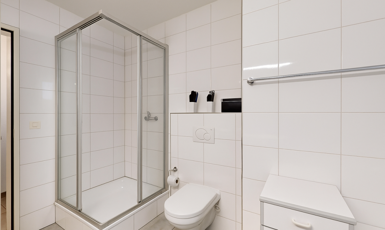 salle de bains avec mur en carrelage, tile wall, salle de bain complète, inside property, et douche