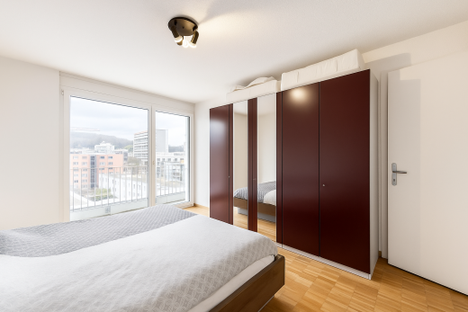 zimmer / schlafzimmer mit doppelschrank, inside property, gipskartonwand, drywall, und virtually staged