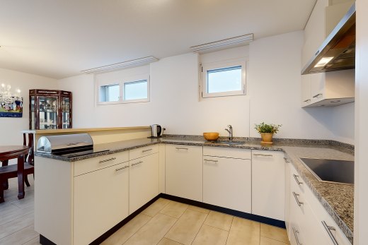 küche mit küchentheke, dunstabzugshaube, weiße schränke, natürliches licht, und natural light