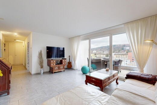 wohnzimmer mit natürliches licht, natural light, fernseher, gipskartonwand, und drywall