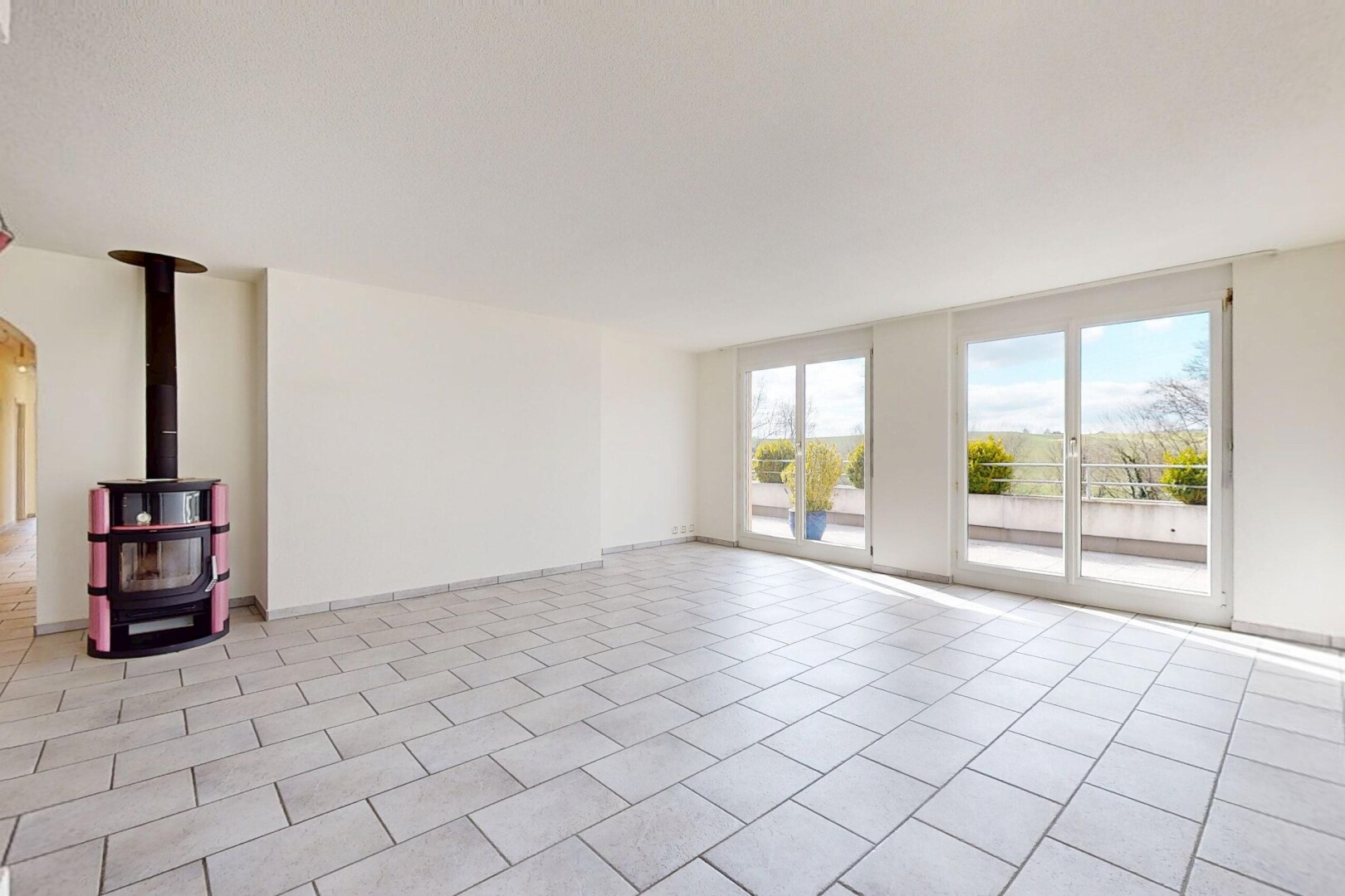 leerer raum mit holzofen, natürliches licht, und gipskartonwand