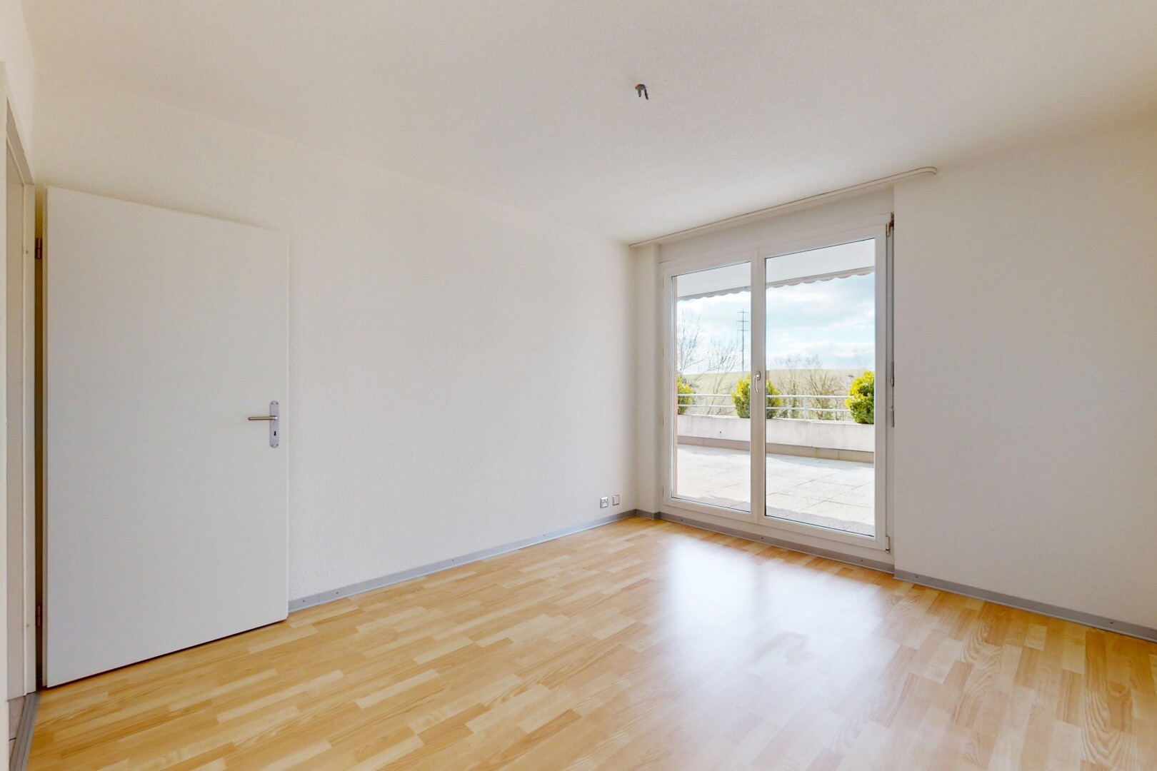 leerer raum mit holzfußboden, natürliches licht, und gipskartonwand