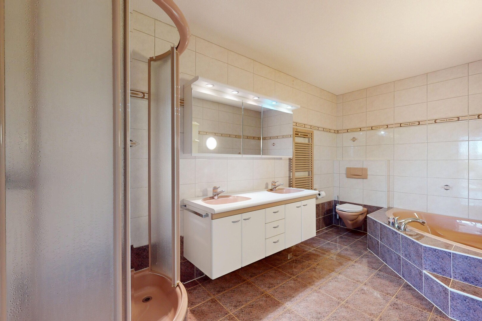 bad mit fliesenwand, waschbecken, und dusche