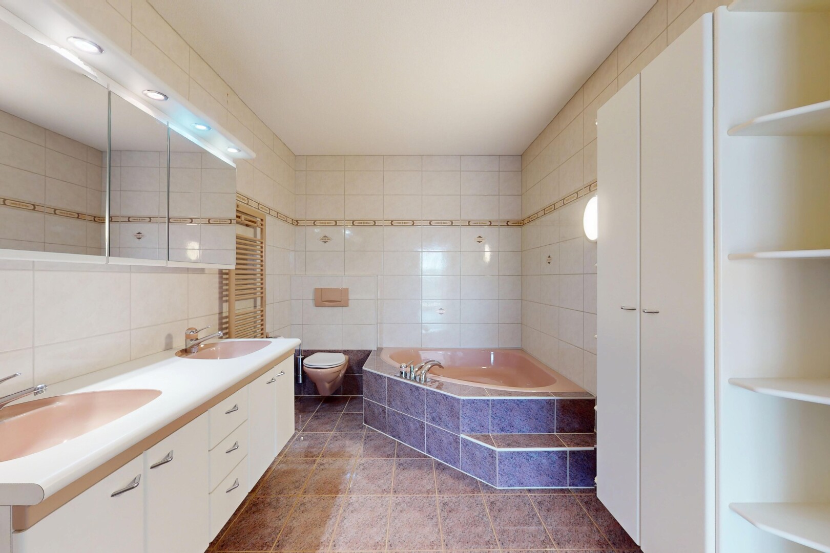 bad mit bad, komplettes badezimmer, fliesenwand, und waschbecken