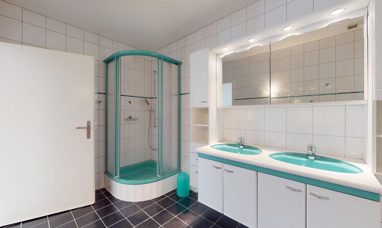 bad mit waschbecken, fliesenwand, fliesenboden, und dusche