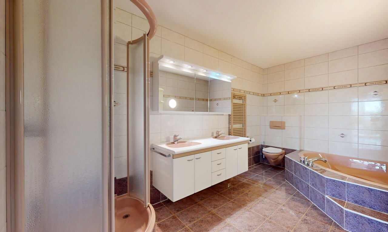 bad mit fliesenwand, waschbecken, und dusche