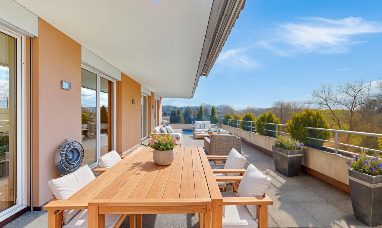 terrasse mit essbereich im freien, balkon, und wohnraum im freien