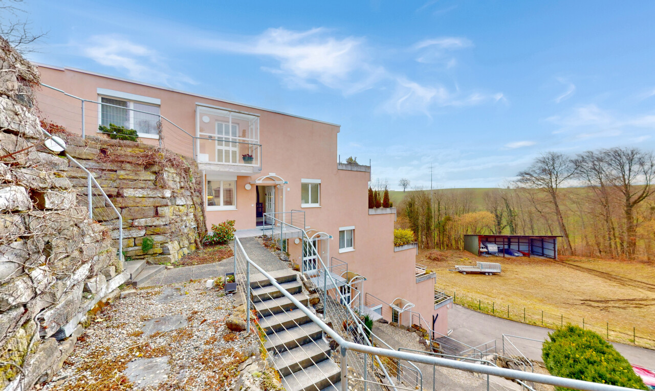 außenansicht mit stuckverkleidung, zaun, und balkon